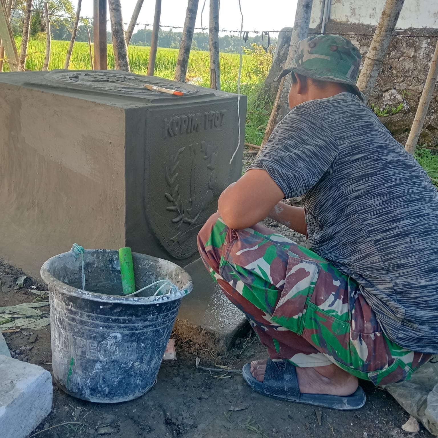 Satgas TMMD ke-129 Kodim 1407/Bone Buat Prasasti di Lokasi RTLH Milik Ibu Rosmina