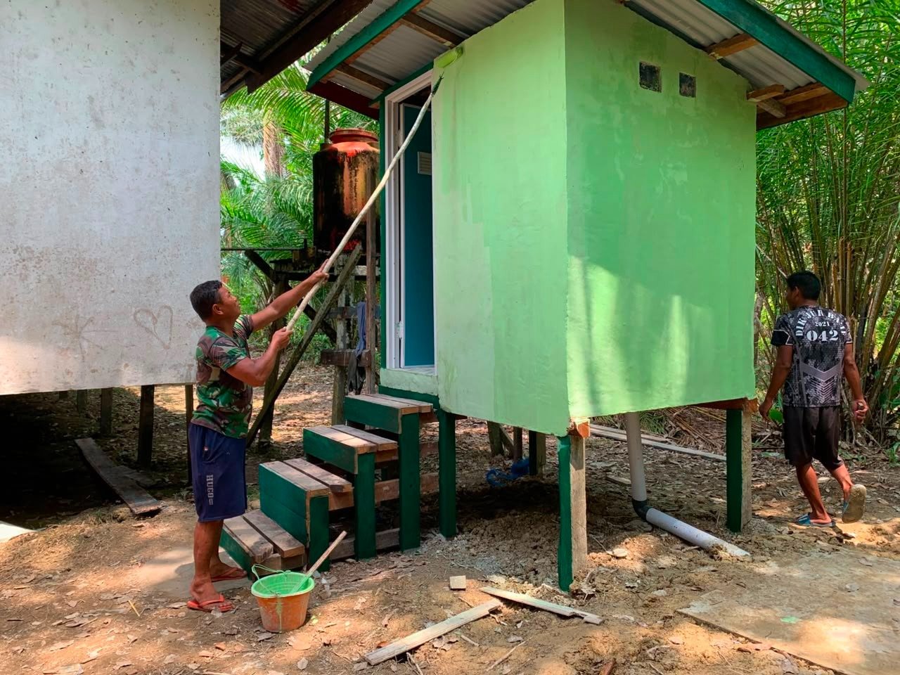 Dukung Lingkungan Bersih dan Sehat, Satgas TMMD Ke-129 Kodim 1206/Putussibau Rampungkan MCK Gereja Santo Fransiskus Xaverius