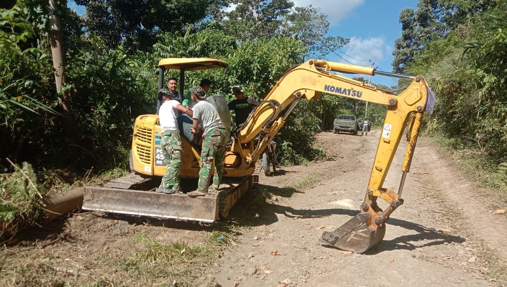Pastikan Alat Siap Digunakan, Satgas TMMD ke-129 Kodim 1407/Bone Rawat Excavator