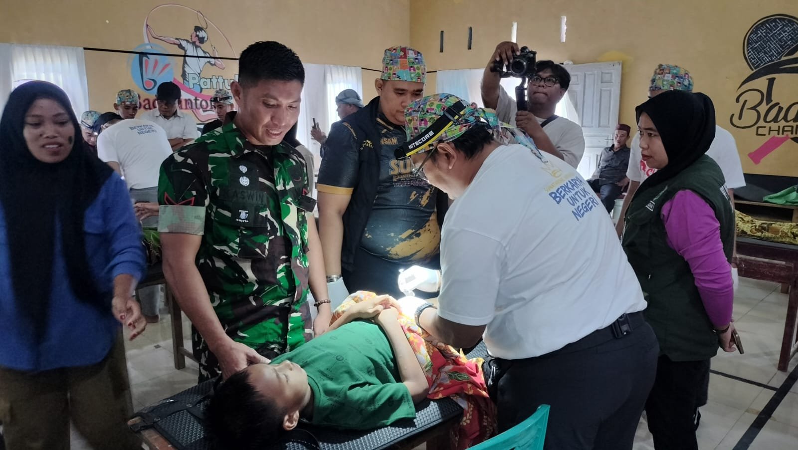 Peduli Kesehatan Warga, Satgas TMMD ke-129 Kodim 1407/Bone Gelar Sunat Massal