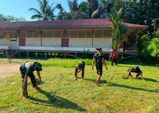 Bersihkan Lingkungan Bersama Warga, Satgas TMMD Ke-129 Kodim 1206/Putussibau Perkuat Kemanunggalan TNI-Rakyat