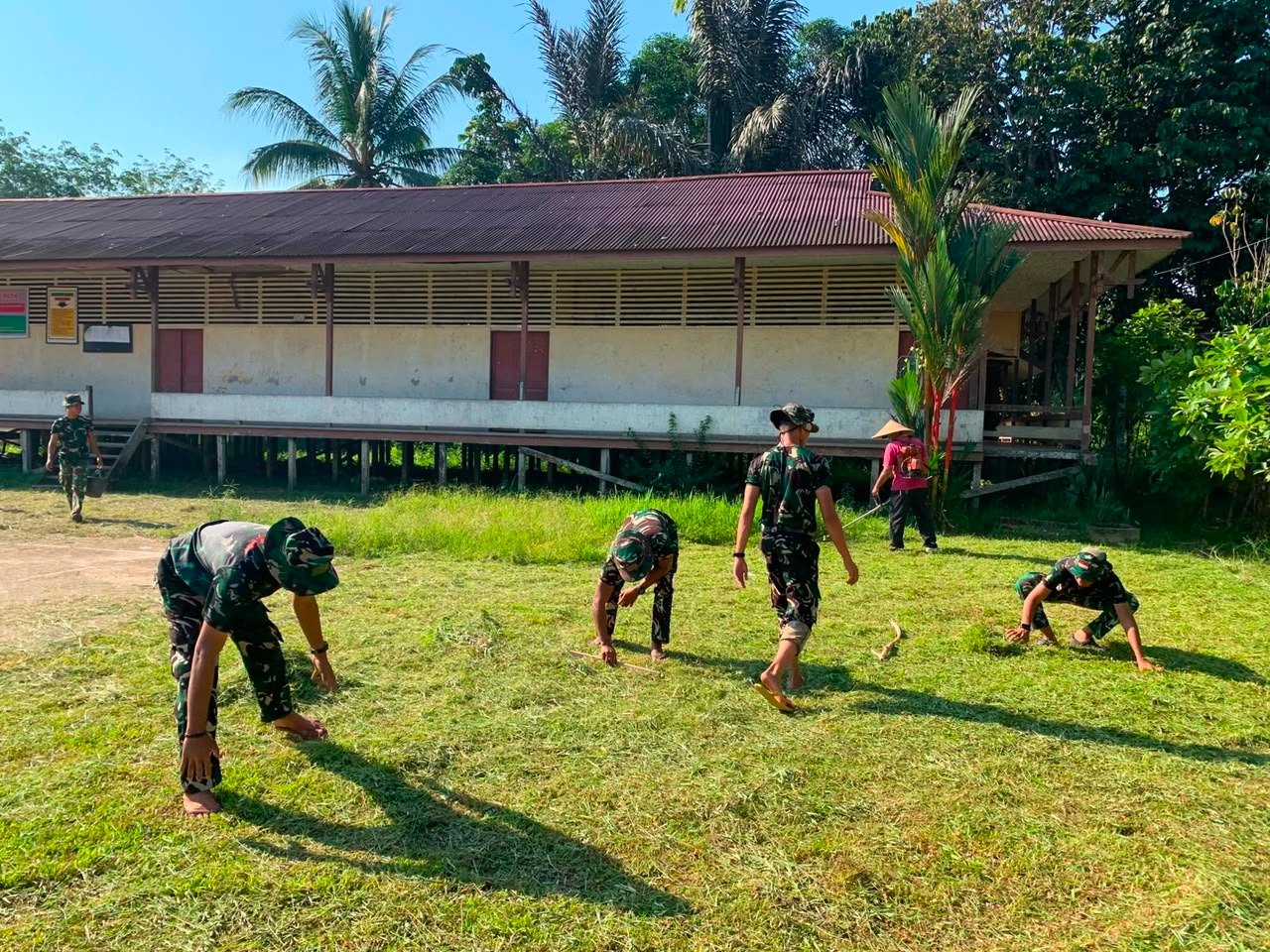 Bersihkan Lingkungan Bersama Warga, Satgas TMMD Ke-129 Kodim 1206/Putussibau Perkuat Kemanunggalan TNI-Rakyat