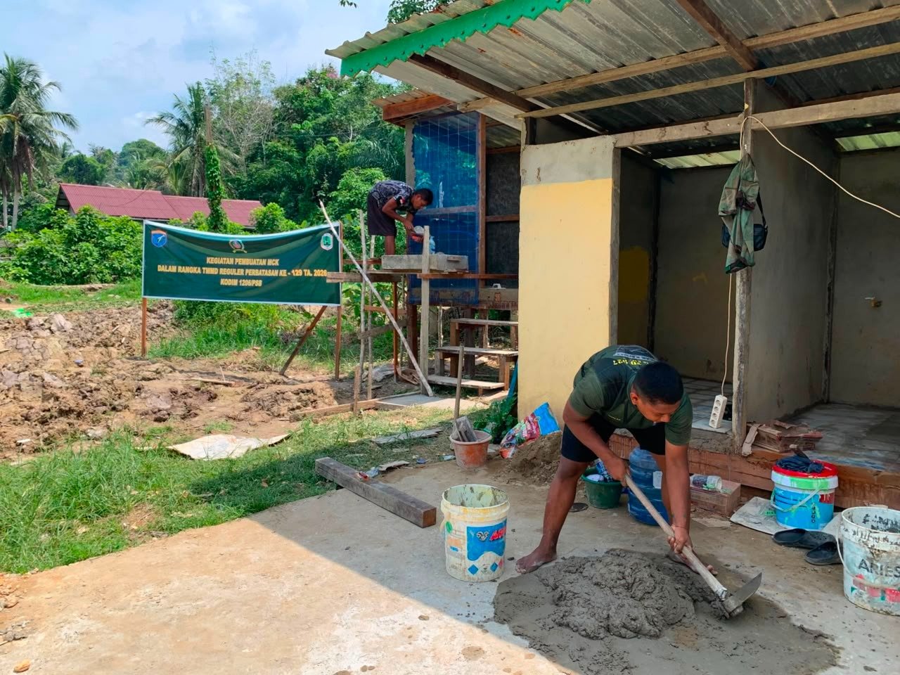 Dukung Kenyamanan Beribadah, Satgas TMMD Ke-129 Kodim 1206/Putussibau Kebebut Pengerjaan MCK Masjid Al-Hidayah