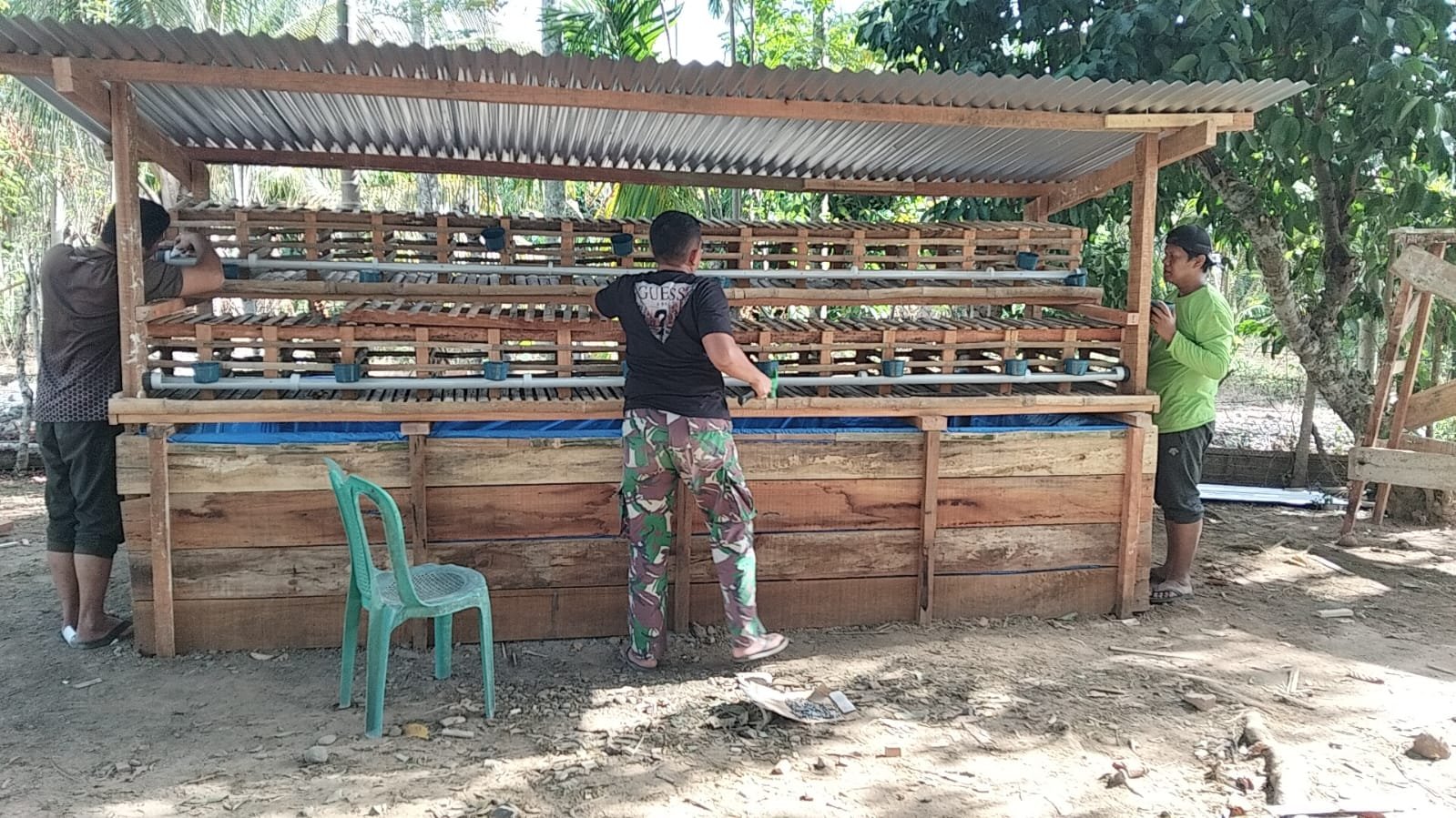Dari Rumah Layak Huni Menuju Keluarga Mandiri, Satgas TMMD Bangun Kandang Ayam dan Kolam Lele untuk Nyak Ubit