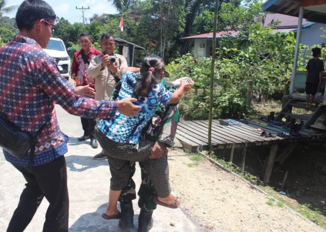 Bukan Sekadar Bangun Desa, Satgas TMMD Kodim 1206/Putussibau Bantu Lansia Lewati Medan Sulit