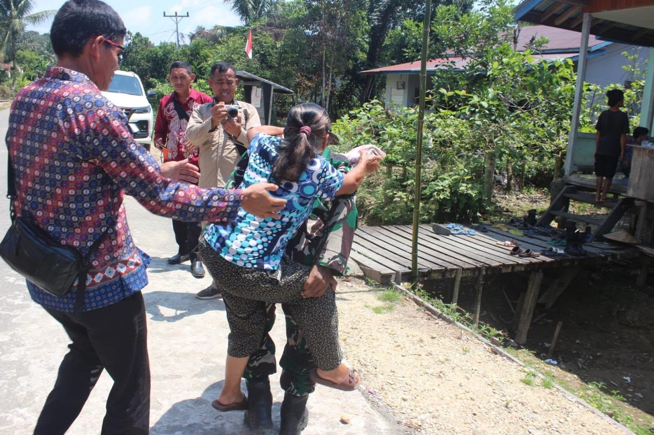 Bukan Sekadar Bangun Desa, Satgas TMMD Kodim 1206/Putussibau Bantu Lansia Lewati Medan Sulit