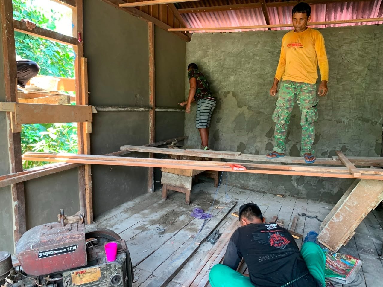 Wujudkan Hunian Lebih Layak, Satgas TMMD ke-129 Kodim 1206/Putussibau Genjot Rehabilitasi RTLH