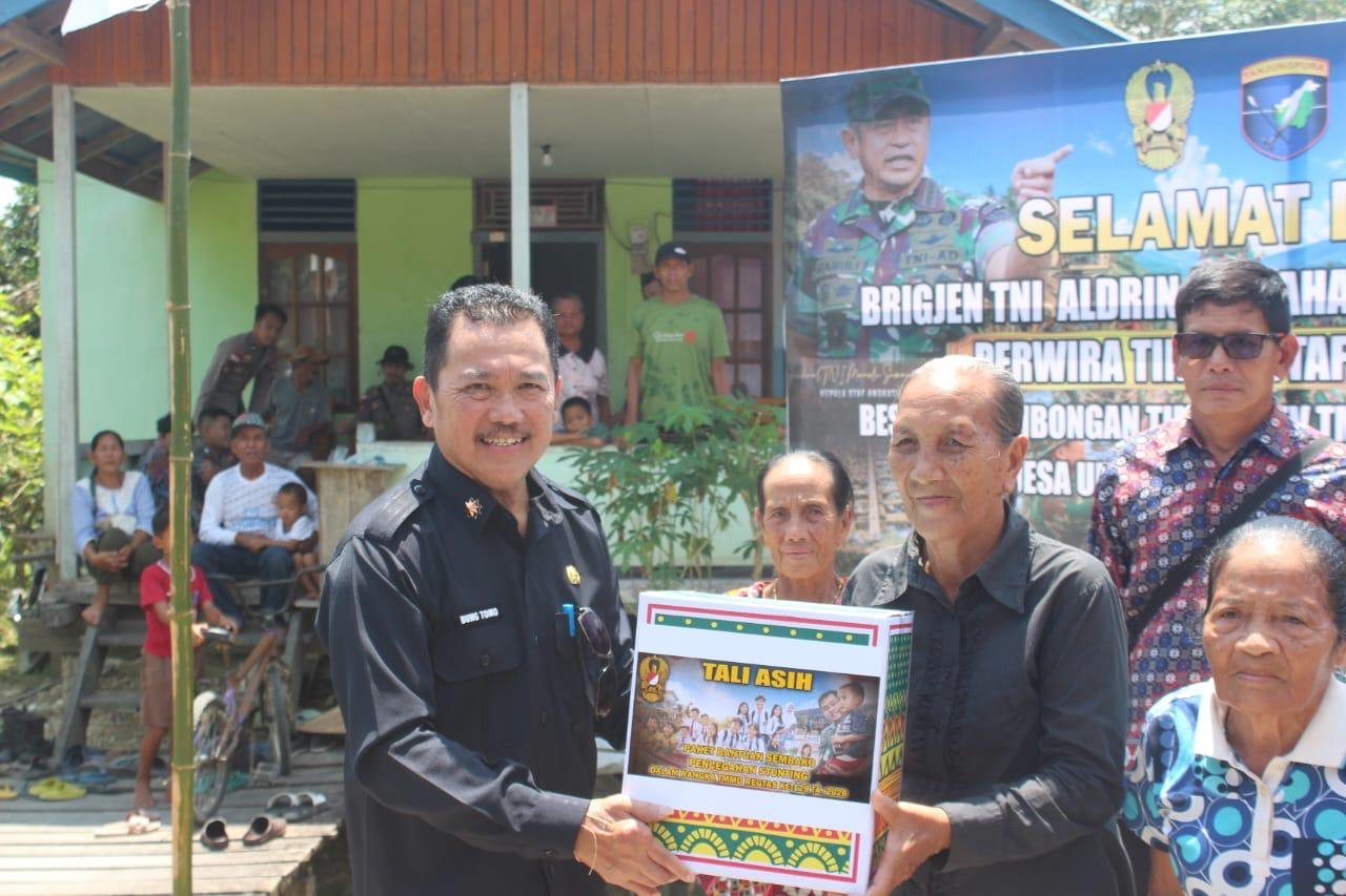 Bukan Sekadar Bangun Infrastruktur, Tim Wasev TMMD Ke-129 Pererat Kemanunggalan TNI dan Warga Kapuas Hulu