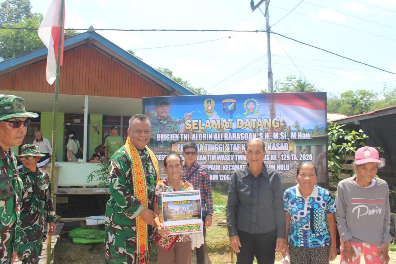 Senyum Bahagia Warga Ulak Pauk dan Belatung Terima Tali Asih dari Tim Wasev TMMD