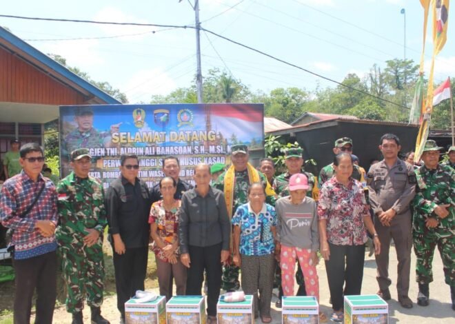 Di Balik Evaluasi TMMD, Tim Wasev Sisipkan Kepedulian Lewat Tali Asih untuk Warga Kapuas Hulu