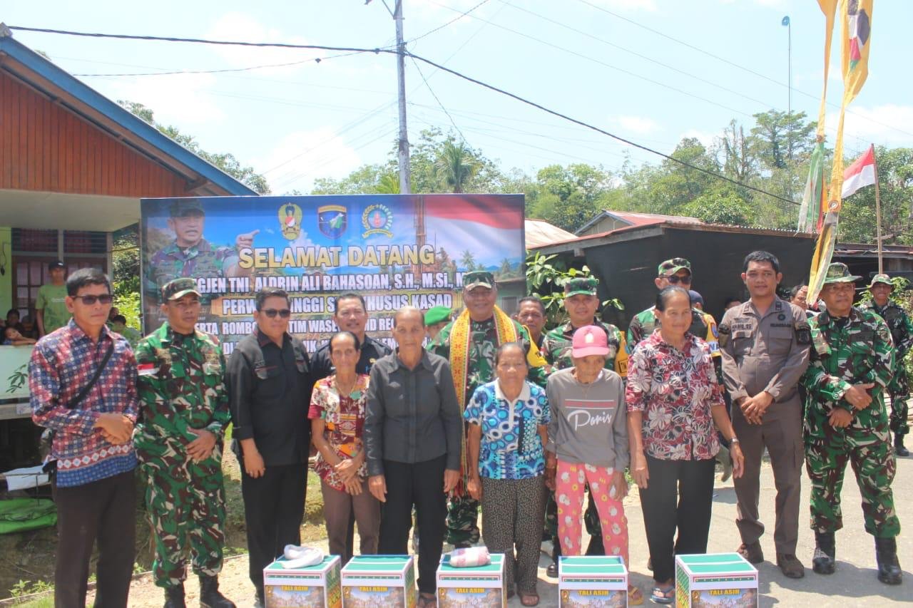 Di Balik Evaluasi TMMD, Tim Wasev Sisipkan Kepedulian Lewat Tali Asih untuk Warga Kapuas Hulu