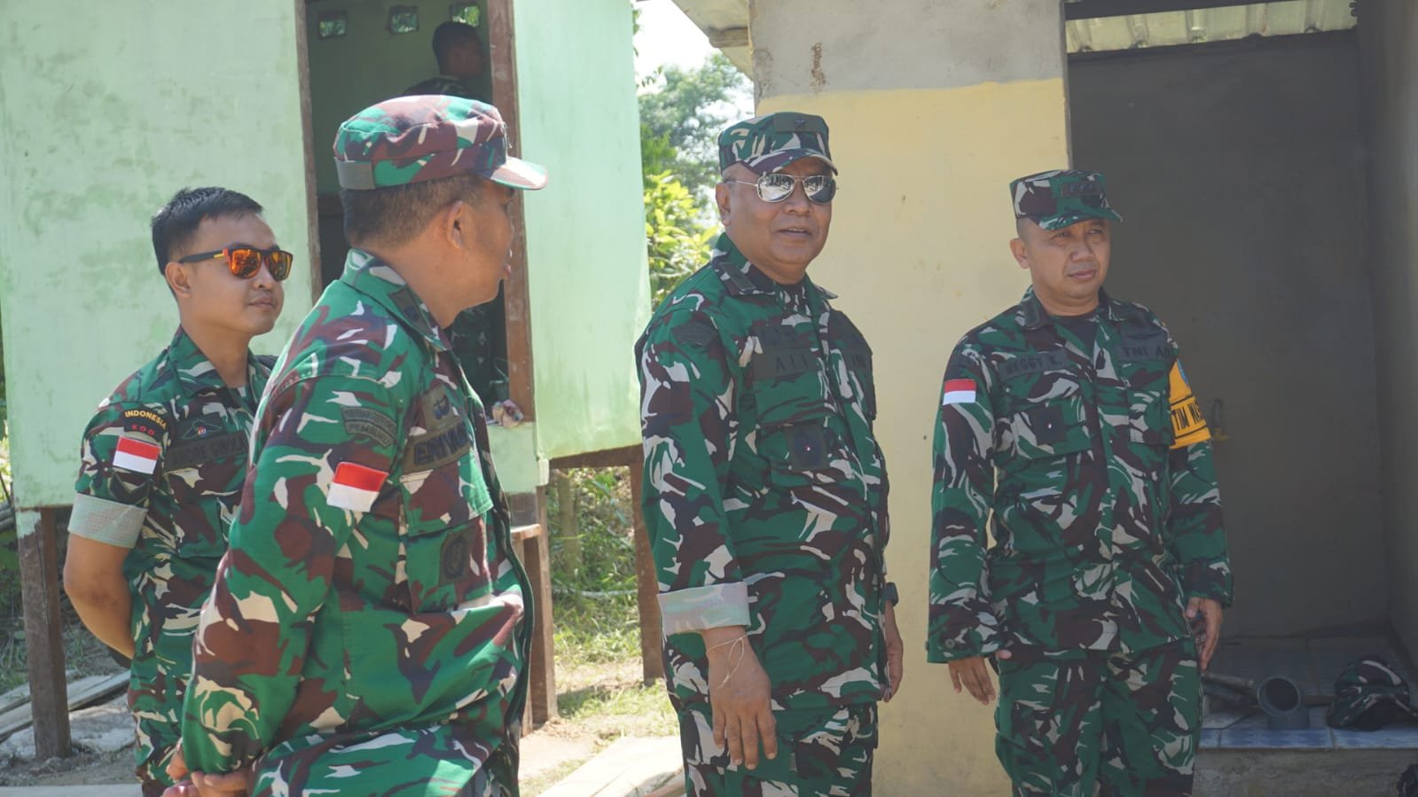Tak Sekadar Meninjau, Brigjen TNI Aldrin Ali Bahasoan Berdialog Langsung dengan Warga di Lokasi TMMD