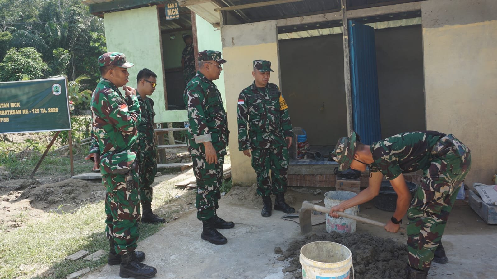 Pastikan Pekerjaan Sesuai Target, Brigjen TNI Aldrin Ali Bahasoan Cek Langsung Progres TMMD Ke-129 Putussibau