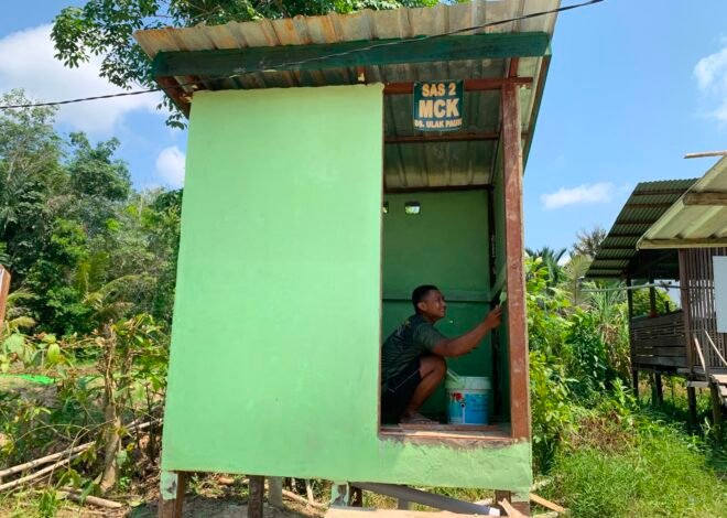 Kejar Kualitas hingga Tahap Akhir, Satgas TMMD Ke-129 Rapikan MCK Masjid Al-Hidayah Lewat Pengecatan