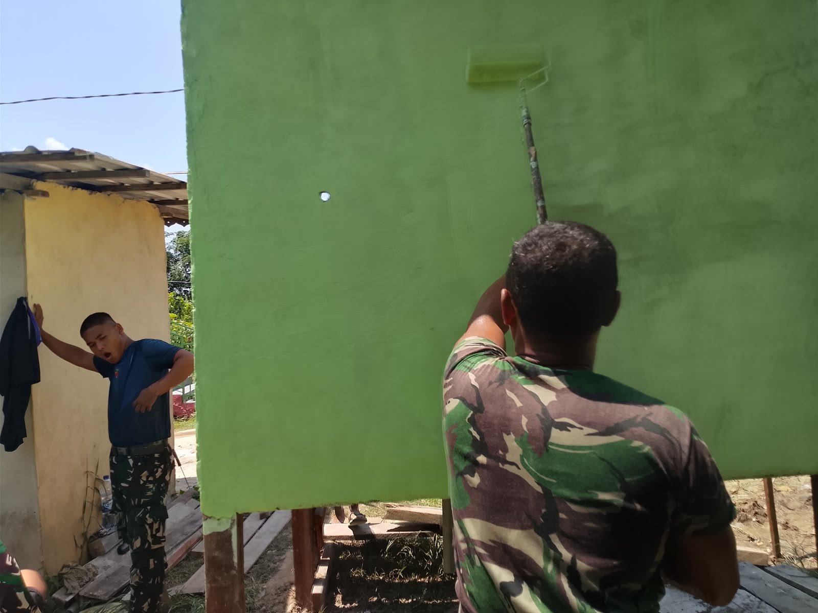 Dari Kuas dan Cat untuk Kenyamanan Jamaah, Satgas TMMD Ke-129 Sempurnakan MCK Masjid Al-Hidayah