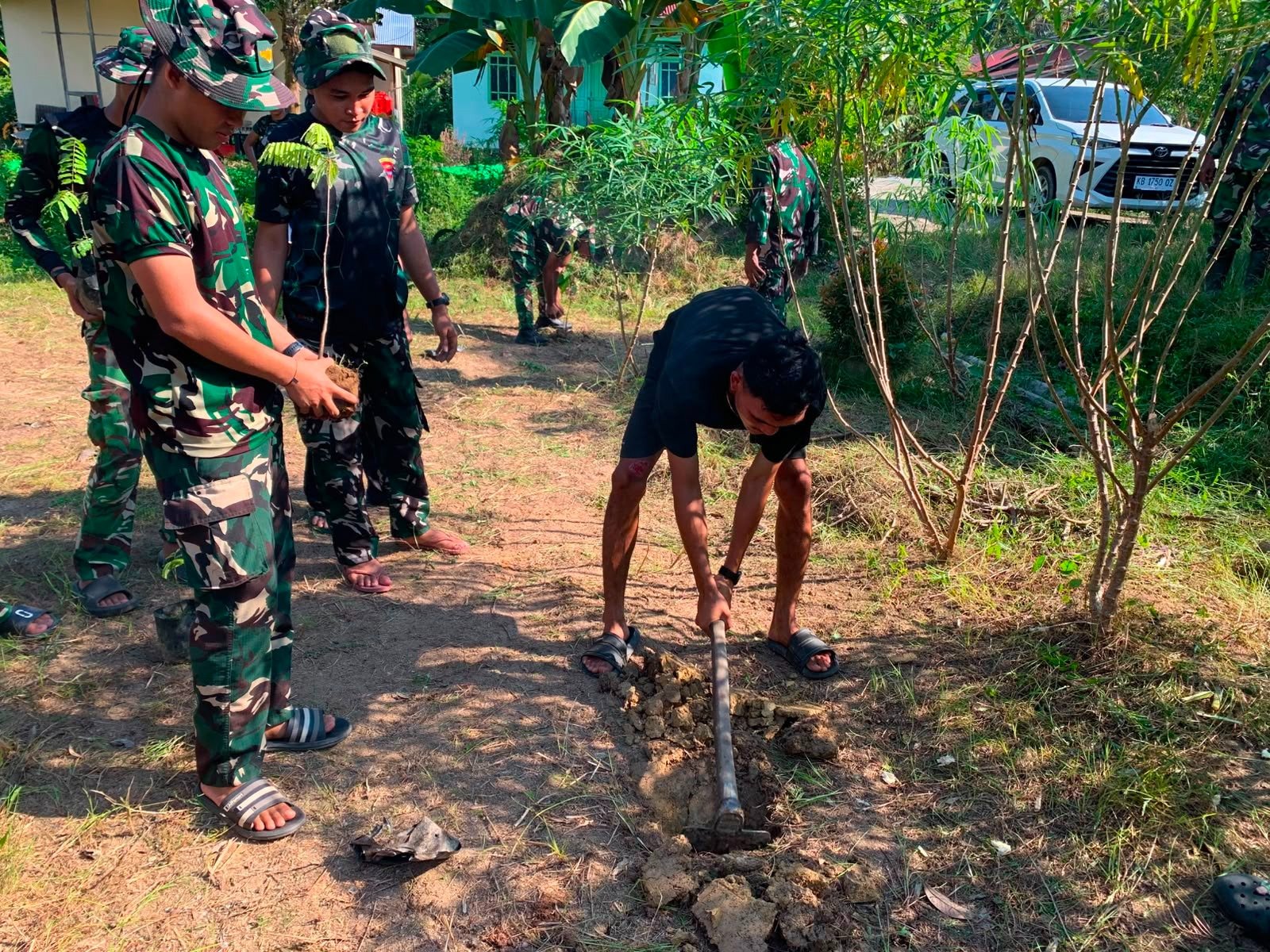 Hijaukan Desa Ulak Pauk, Satgas TMMD Ke-129 Ajak Warga Tanam Bibit Petai dan Jengkol
