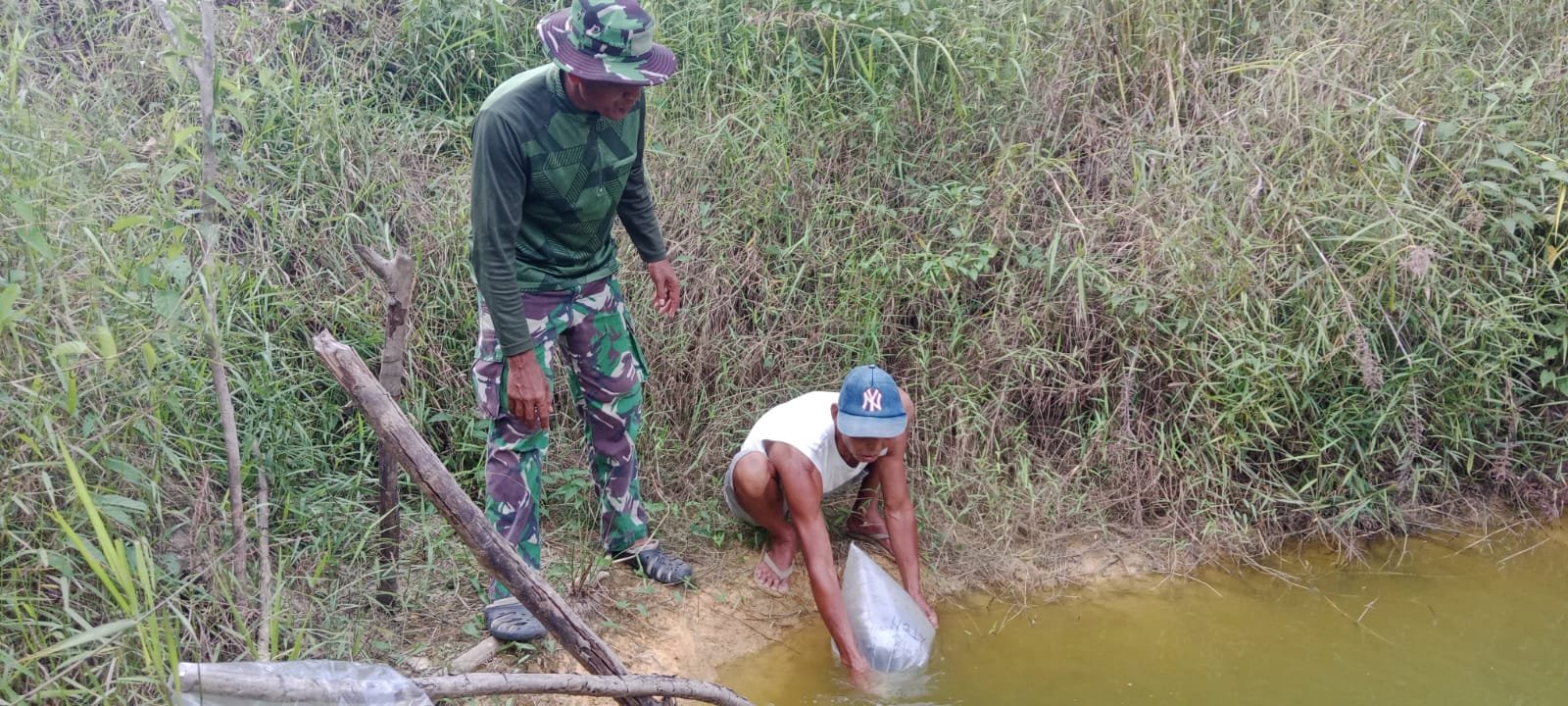 Perkuat Ketahanan Pangan Desa, Satgas TMMD Ke-129 Kodim 1206/Putussibau Bagikan Bibit Ikan kepada Warga