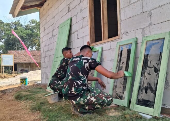 Finishing RTLH Pak Suwardi, Satgas TMMD Ke-129 Kodim 0412/LU Cat Kusen Jendela untuk Hasilkan Tampilan Rumah yang Lebih Menarik