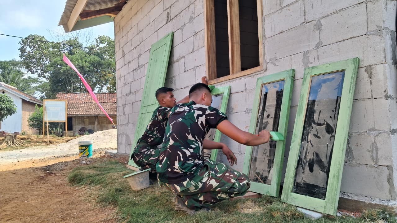 Finishing RTLH Pak Suwardi, Satgas TMMD Ke-129 Kodim 0412/LU Cat Kusen Jendela untuk Hasilkan Tampilan Rumah yang Lebih Menarik