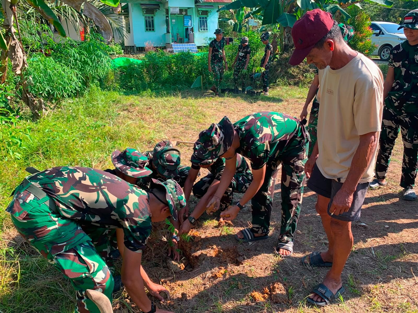 Bahunya TNI dan Warga, Penanaman Pete-Jengkol Jadi Bukti Kuatnya Gotong Royong di Desa Ulak Pauk