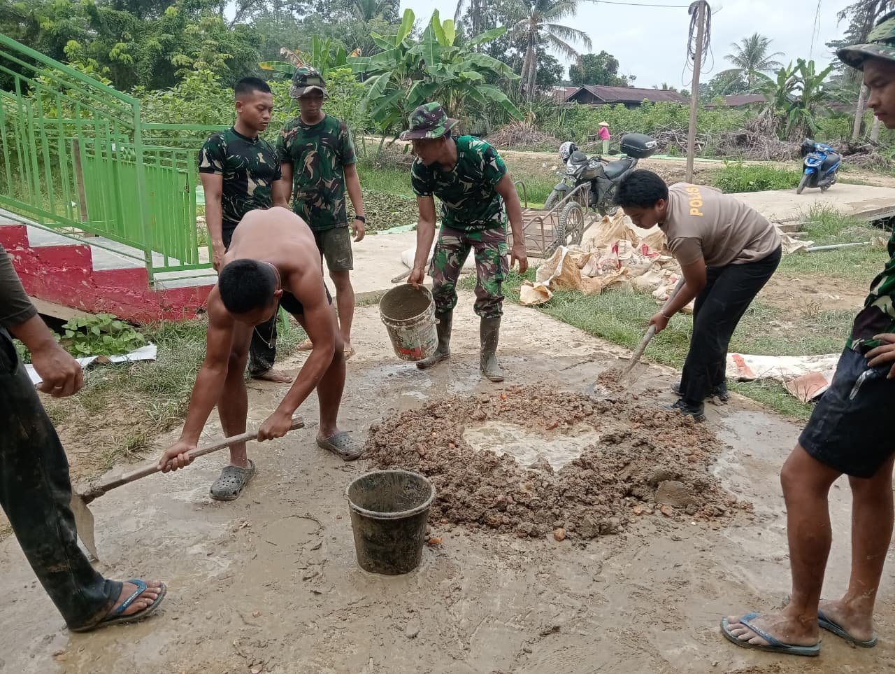 Dukung Kebutuhan Air Bersih Warga, Satgas TMMD ke-129 Kodim 1206/Putussibau Kokohkan Tandon Air