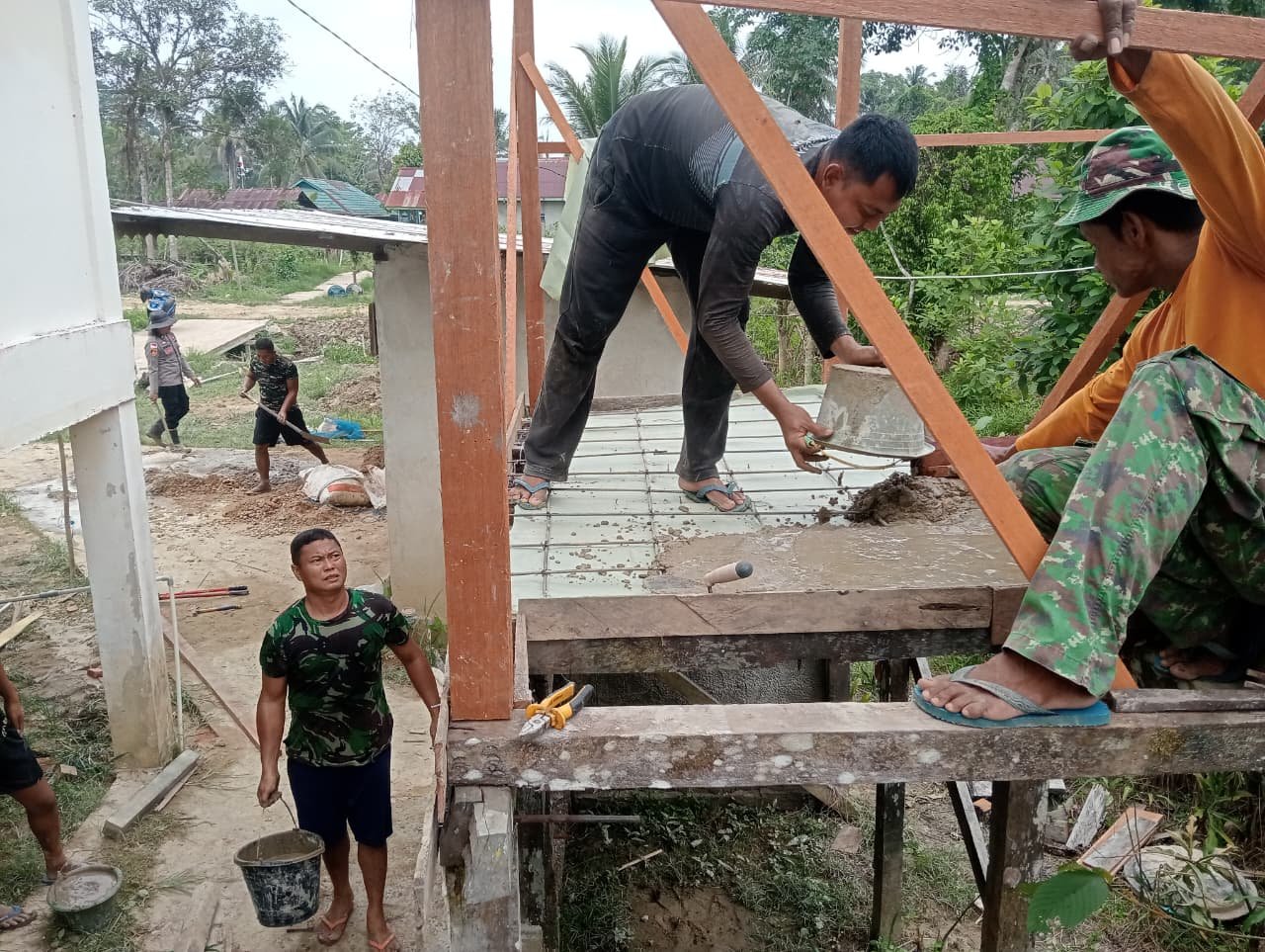Bahunya TNI, Warga dan Polri, Pengecoran Tandon Air Jadi Bukti Kuat Gotong Royong di Lokasi TMMD