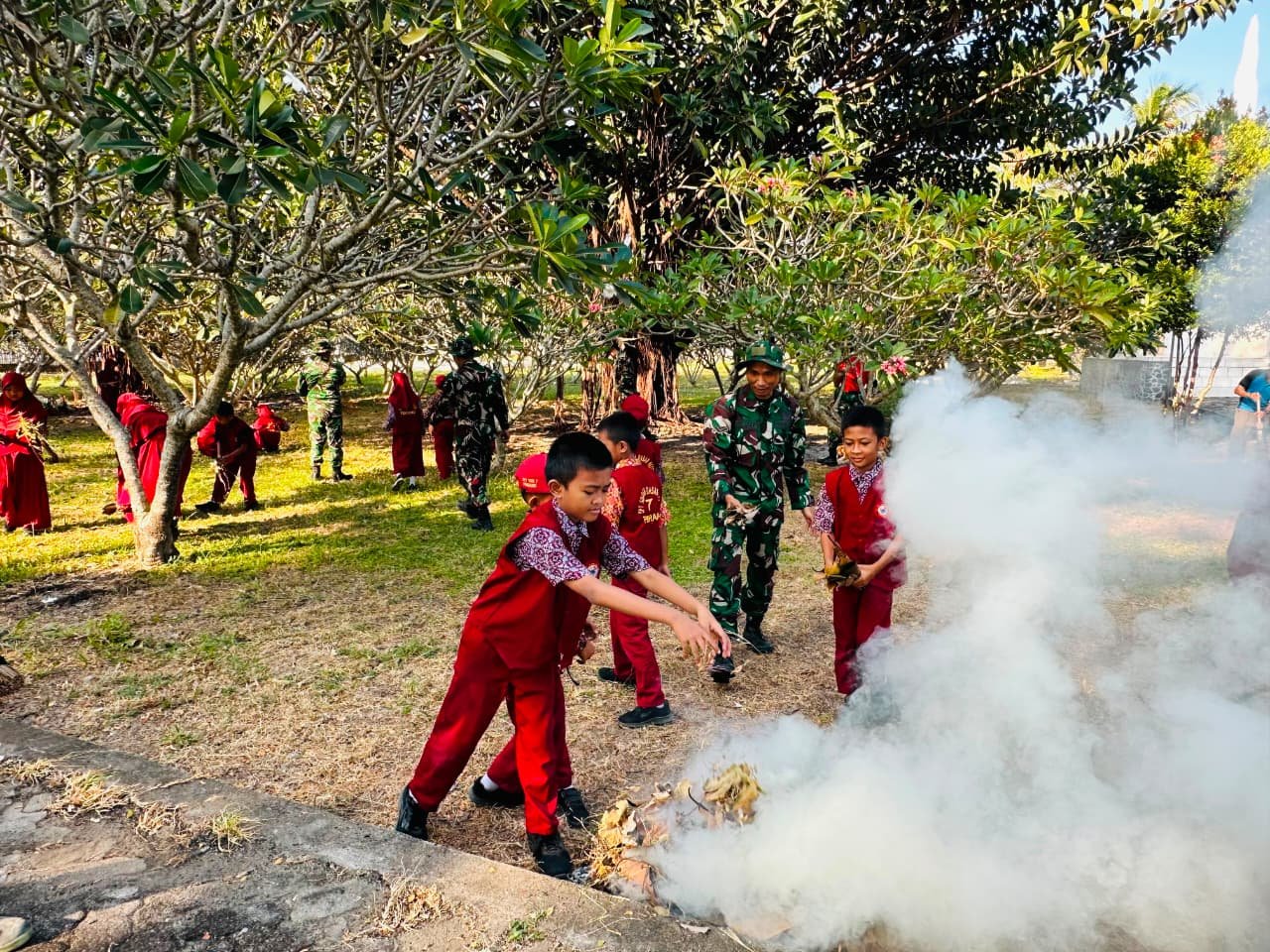 Hormati Jasa Pahlawan, Satgas TMMD Ke-129 Kodim 1404/Pinrang Bersihkan TMP Palia