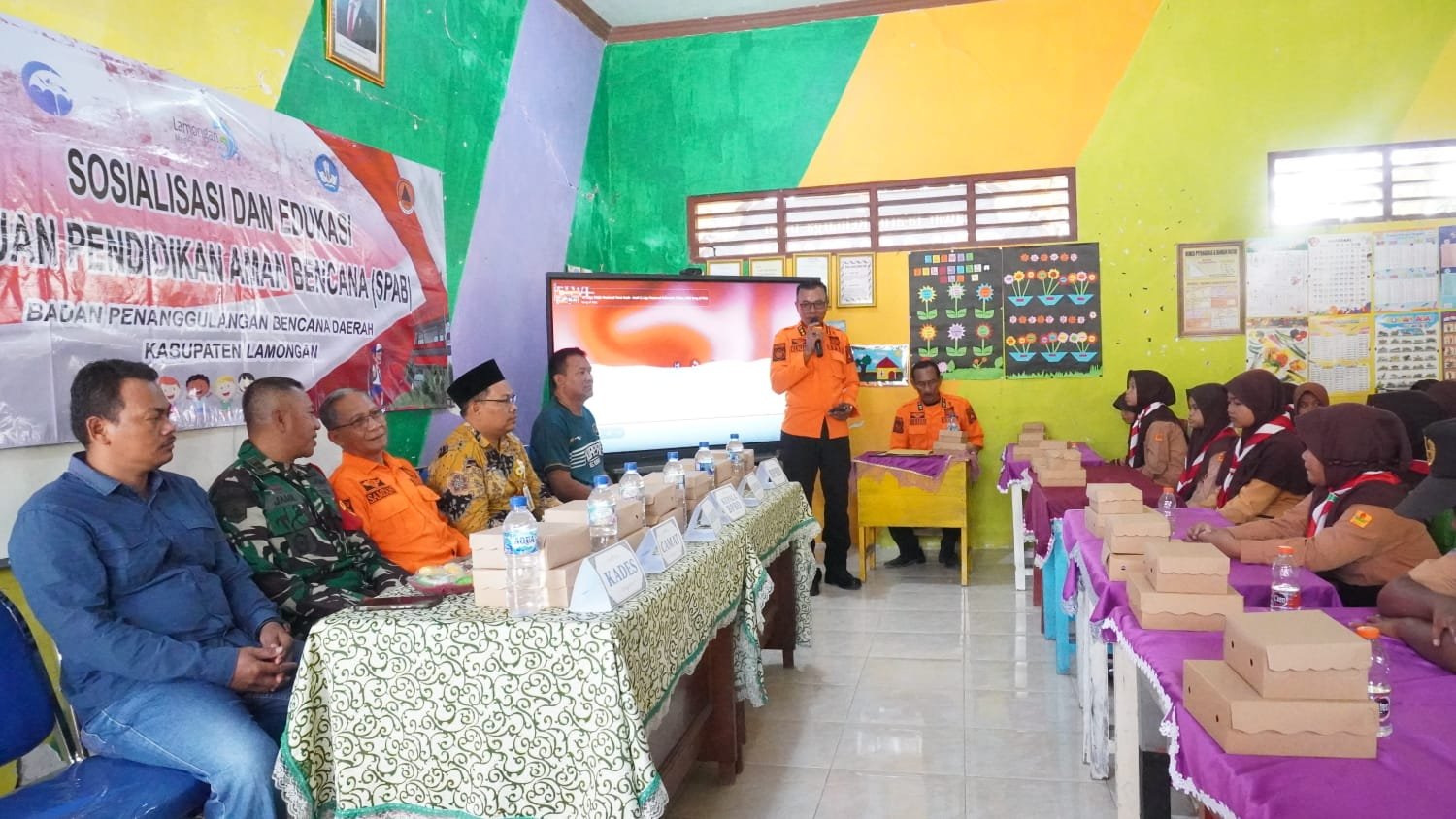 Tingkatkan Kesiapsiagaan Sejak Dini, Satgas TMMD 129 dan BPBD Lamongan Gelar Edukasi Satuan Pendidikan Aman Bencana di SDN 1 Tlemang