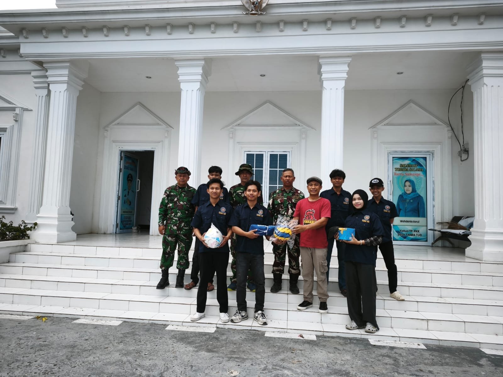 Wujudkan Masyarakat Sehat dan Kompak, Satgas TMMD Ke-129 Kodim 1404/Pinrang Bagikan Alat Olahraga
