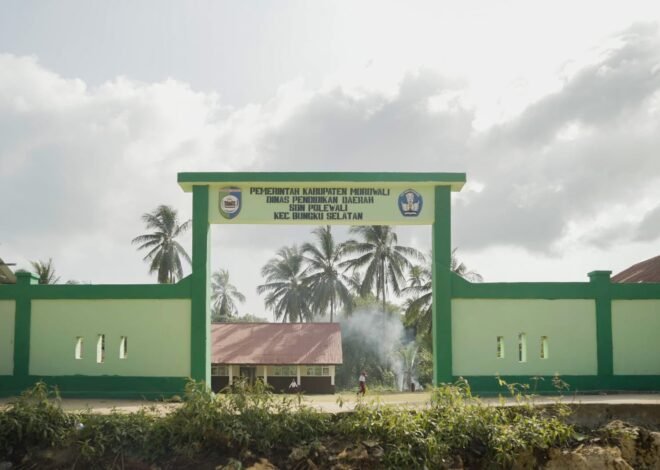 Satgas TMMD Laksanakan Pengecatan Papan Nama SDN Polewali