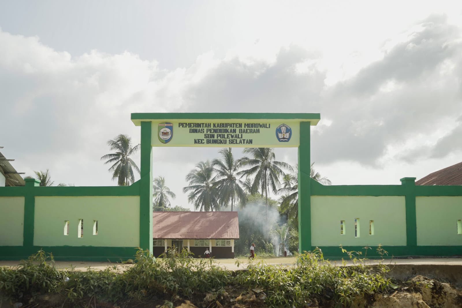 Satgas TMMD Laksanakan Pengecatan Papan Nama SDN Polewali