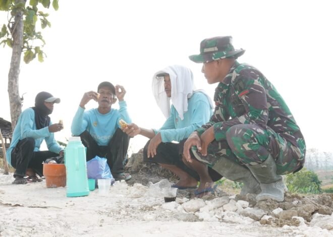 Sajian Nasi Bungkus dan Gurihnya Kebersamaan Satgas TMMD 129 Kodim 0812/Lamongan Bersama Petani