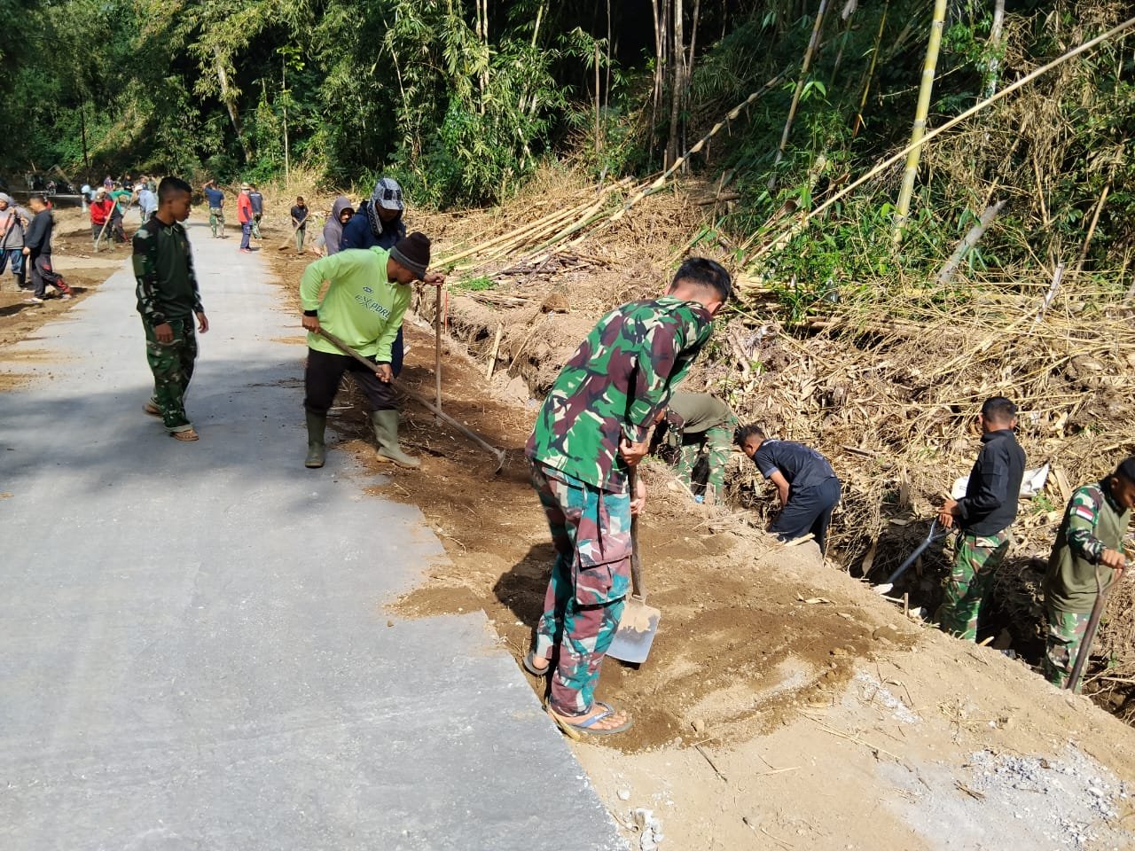 Gotong Royong Warnai Tahap Akhir TMMD Ke-129 Kodim 1626/Bangli di Desa Sekardadi
