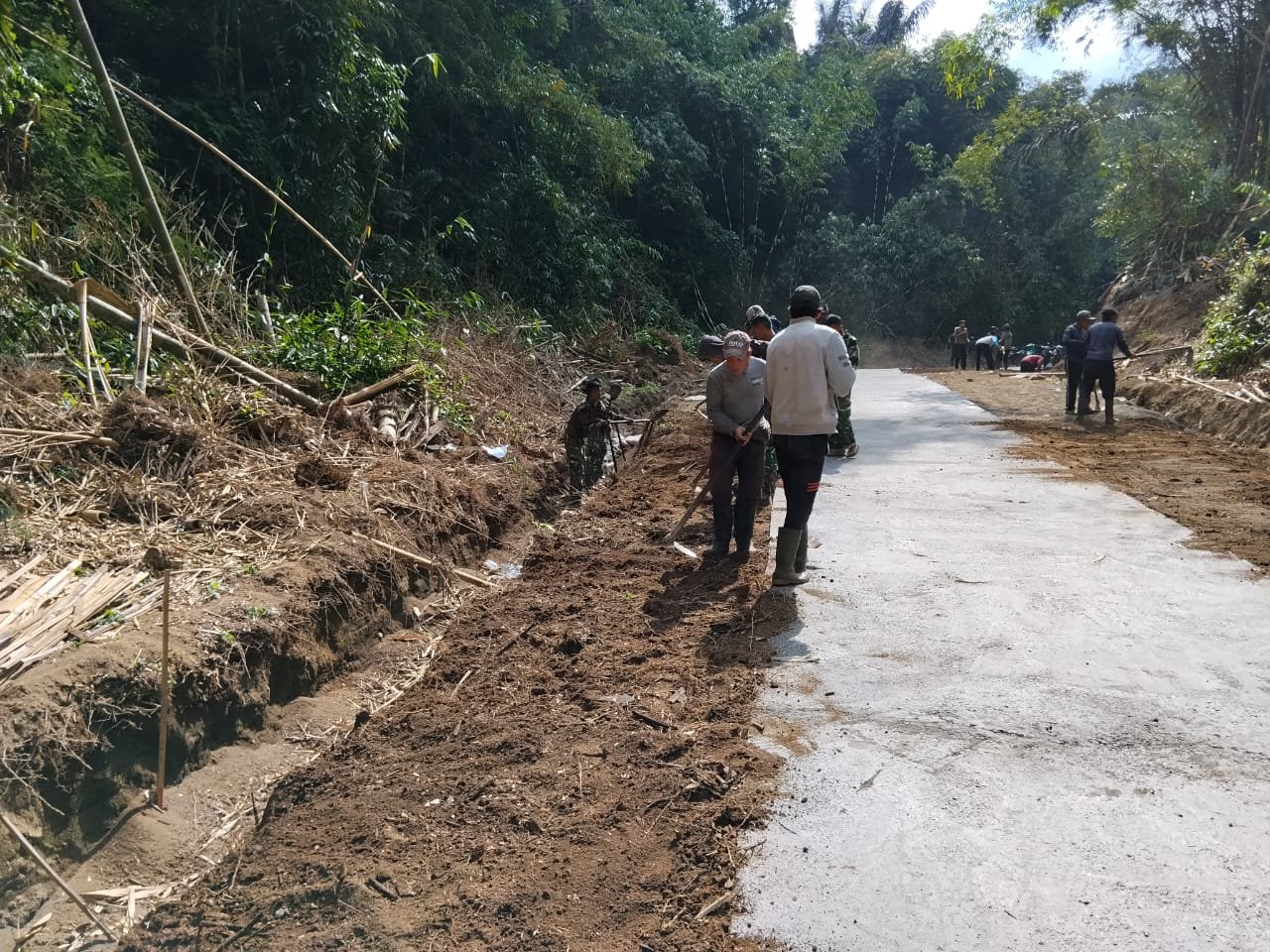 Jalan TMMD Rampung, Satgas Kodim 1626/Bangli Pastikan Akses Warga Desa Sekardadi Siap Digunakan