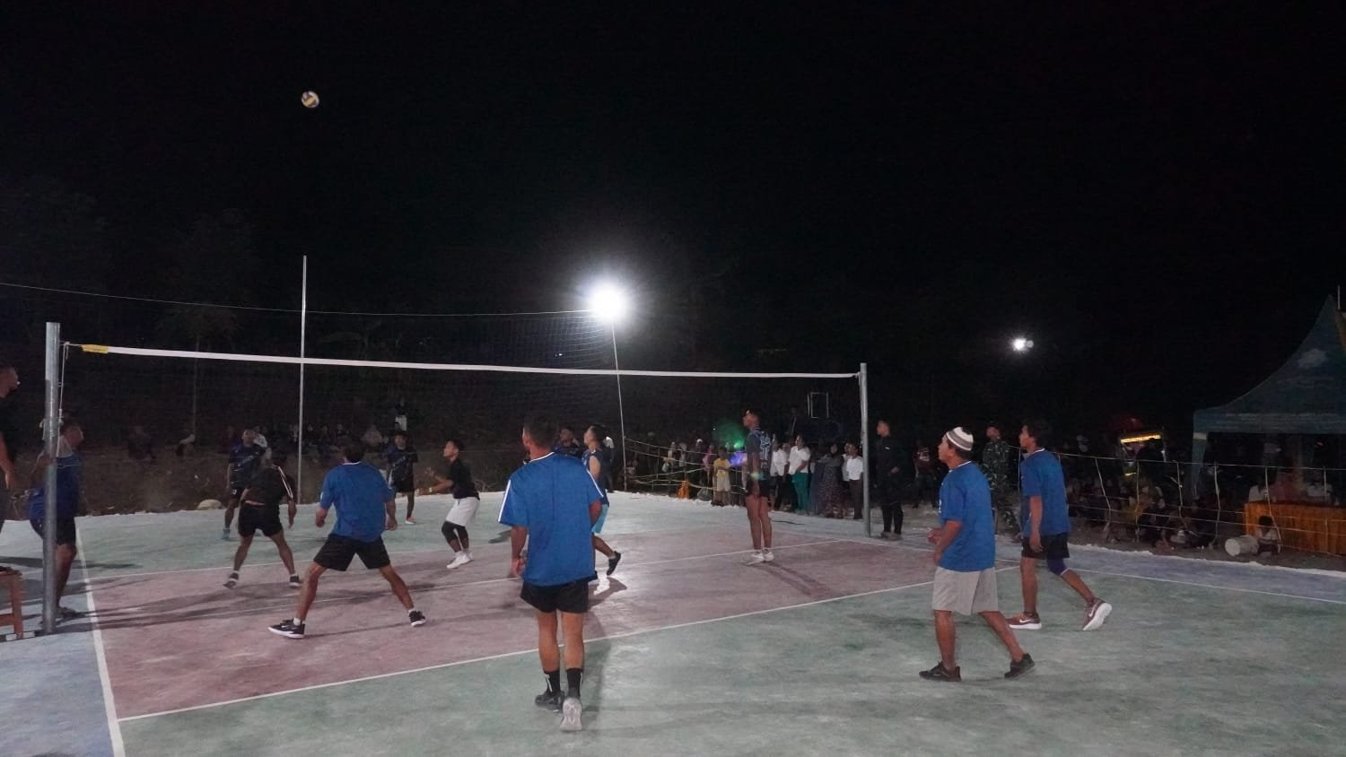 Menyatu Tanpa Sekat: Kehangatan Turnamen Voli TMMD ke-129 Kodim 0812 Lamongan di Desa Tlemang