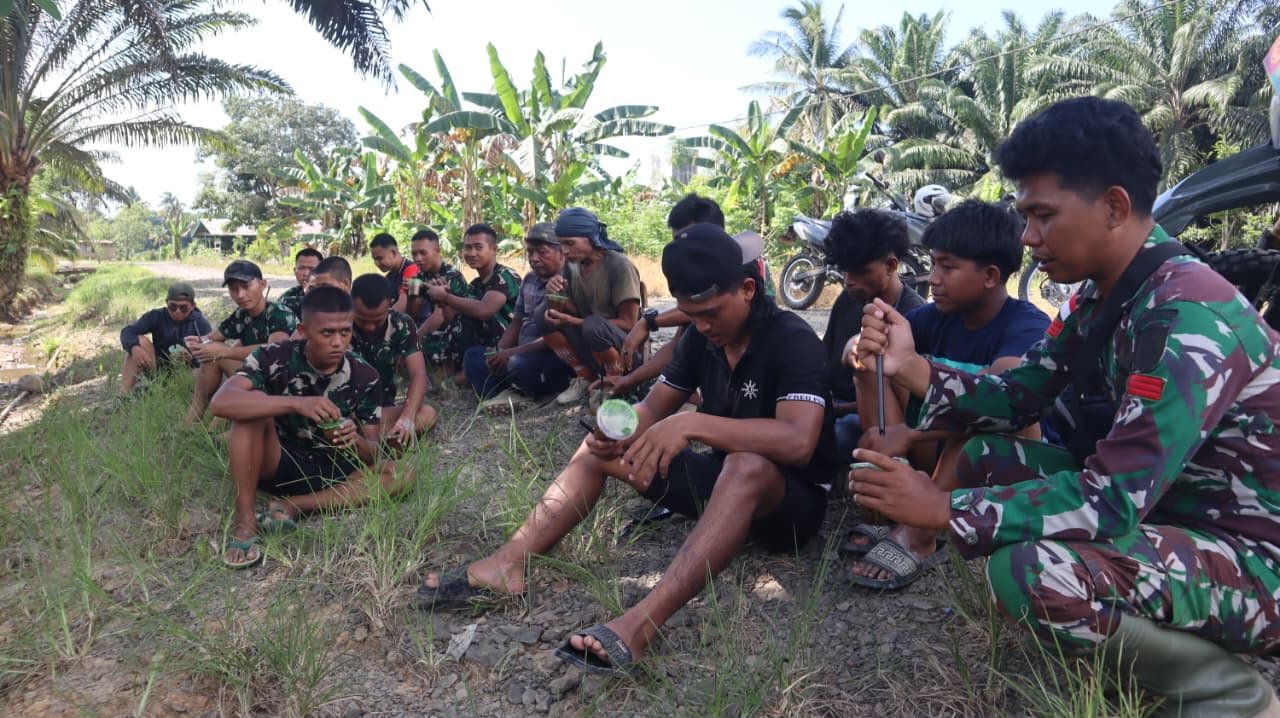 Segelas Pelepas Penat, Pak Mardi Berbagi Kisah Kehidupan Bersama Satgas TMMD Ke-129