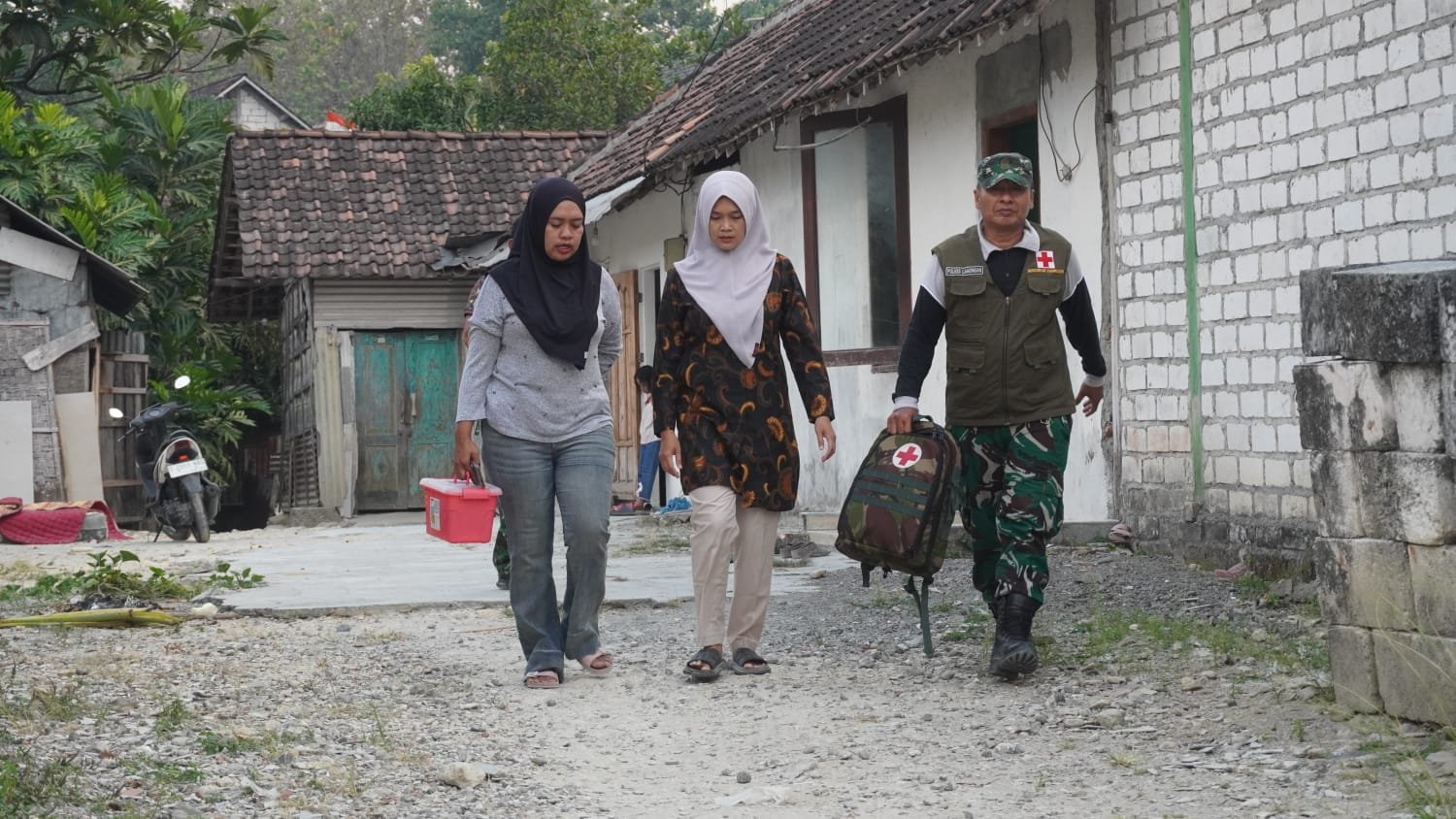 Sinergi Layanan Kesehatan Perdesaan, Langkah Bersama Tim Kesehatan Satgas TMMD 129 dan Bidan Desa Ibu Five Sehatkan Warga Desa Tlemang