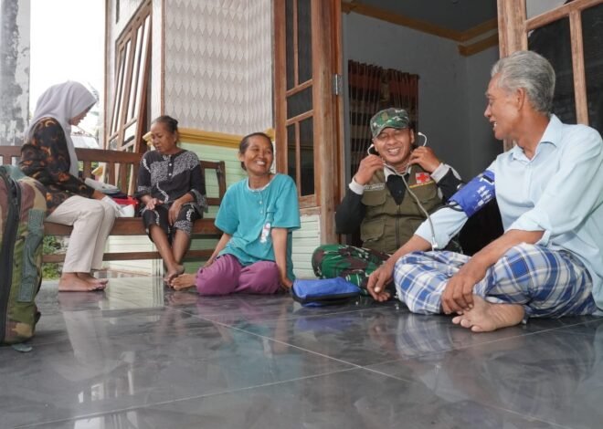 Bentuk Perhatian Tulus di Pelosok Desa, Mbah Samijan Sumringah Dikunjungi Tim Kesehatan Satgas TMMD Serka Amalun dan Bidan Desa