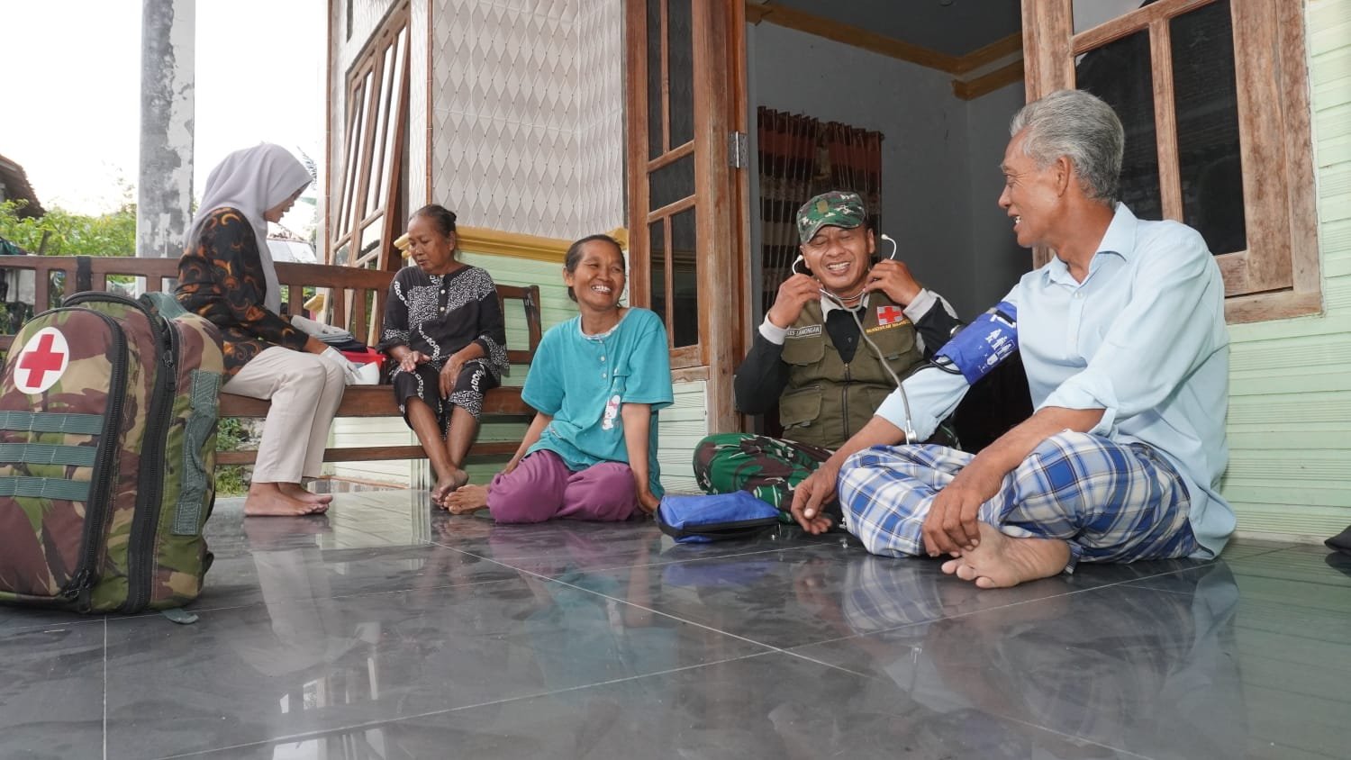 Bentuk Perhatian Tulus di Pelosok Desa, Mbah Samijan Sumringah Dikunjungi Tim Kesehatan Satgas TMMD Serka Amalun dan Bidan Desa
