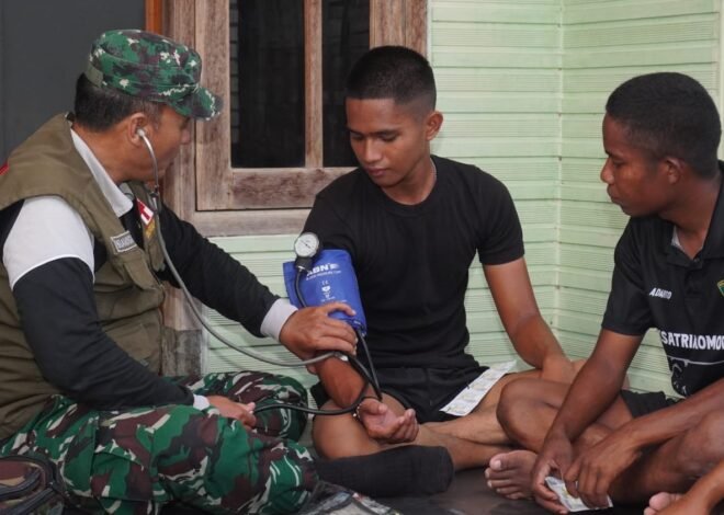Jaga Kebugaran Prajurit di Lapangan, Tim Kesehatan Satgas TMMD 129 dan Bidan Desa Rutin Kontrol Tensi Anggota