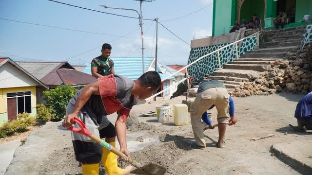 Satgas TMMD Bantu Perbaiki Fasilitas Umum Jalan Dermaga yang Rusak