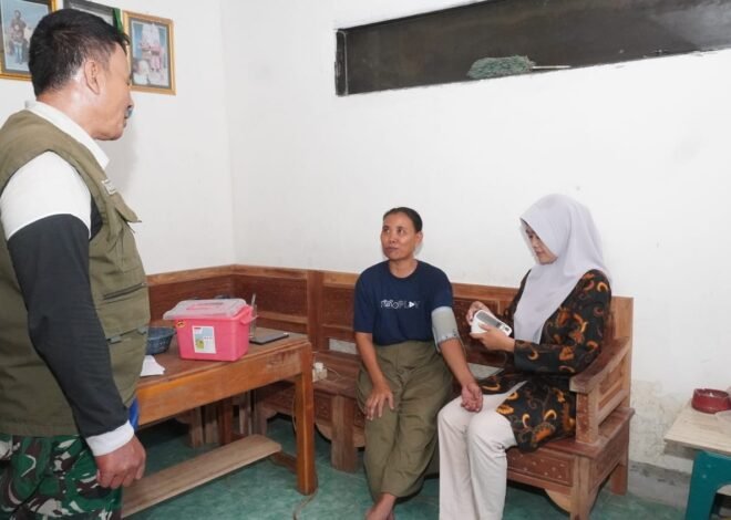 Bentuk Kepedulian Humanis TMMD 129, Senyum Sumringah dan Sambutan Hangat Ibu Sutinah Dikunjungi Tim Kesehatan Satgas dan Bidan Desa