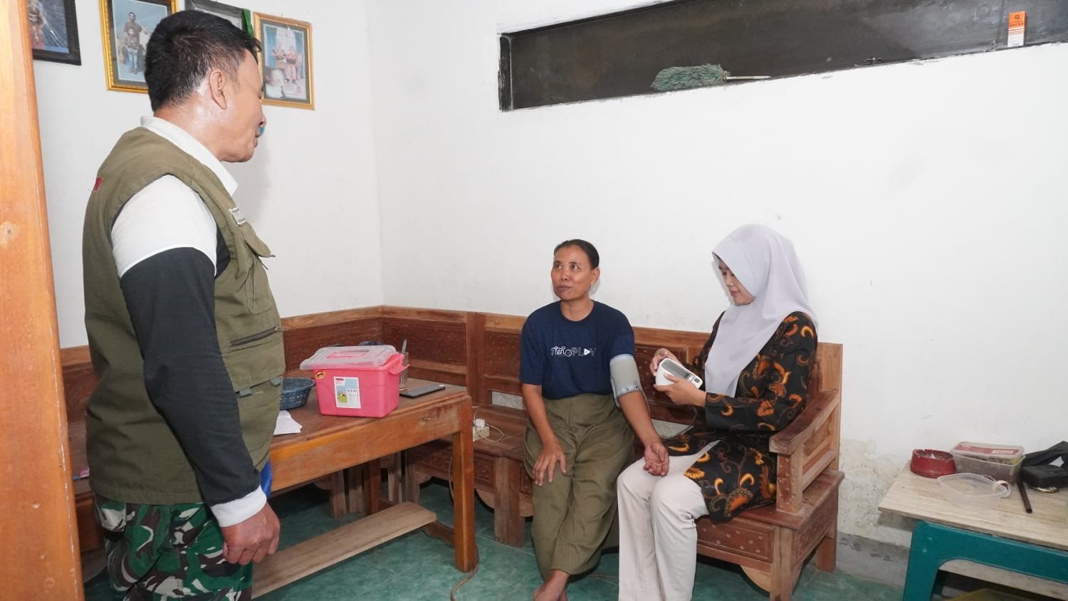 Bentuk Kepedulian Humanis TMMD 129, Senyum Sumringah dan Sambutan Hangat Ibu Sutinah Dikunjungi Tim Kesehatan Satgas dan Bidan Desa