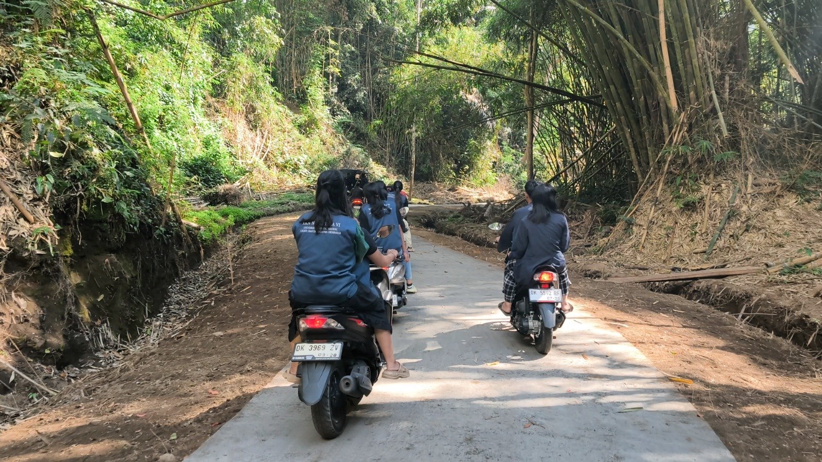 Sinergi TNI, Warga dan Mahasiswa KKN, Jalan TMMD Sekardadi Diuji Coba