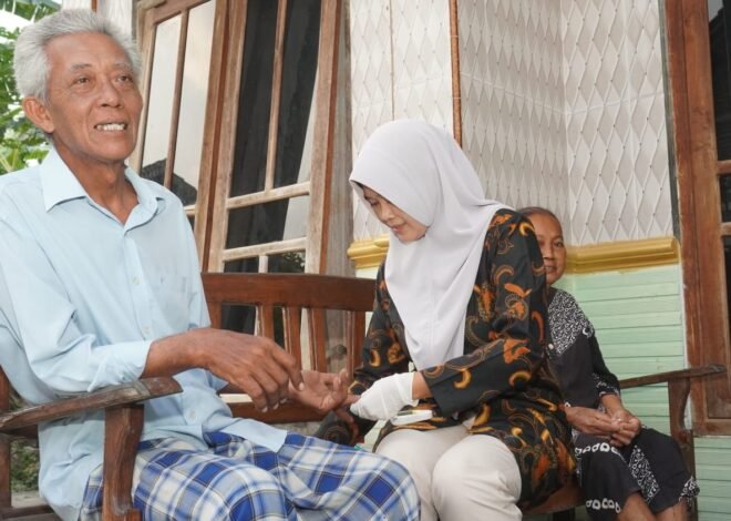 Antusiasme Tinggi Pak Samijan Jalani Pemeriksaan Gula Darah dan Kolesterol oleh Tim Kesehatan Satgas TMMD 129 dan Bidan Desa