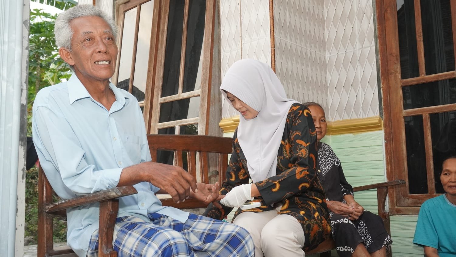 Antusiasme Tinggi Pak Samijan Jalani Pemeriksaan Gula Darah dan Kolesterol oleh Tim Kesehatan Satgas TMMD 129 dan Bidan Desa