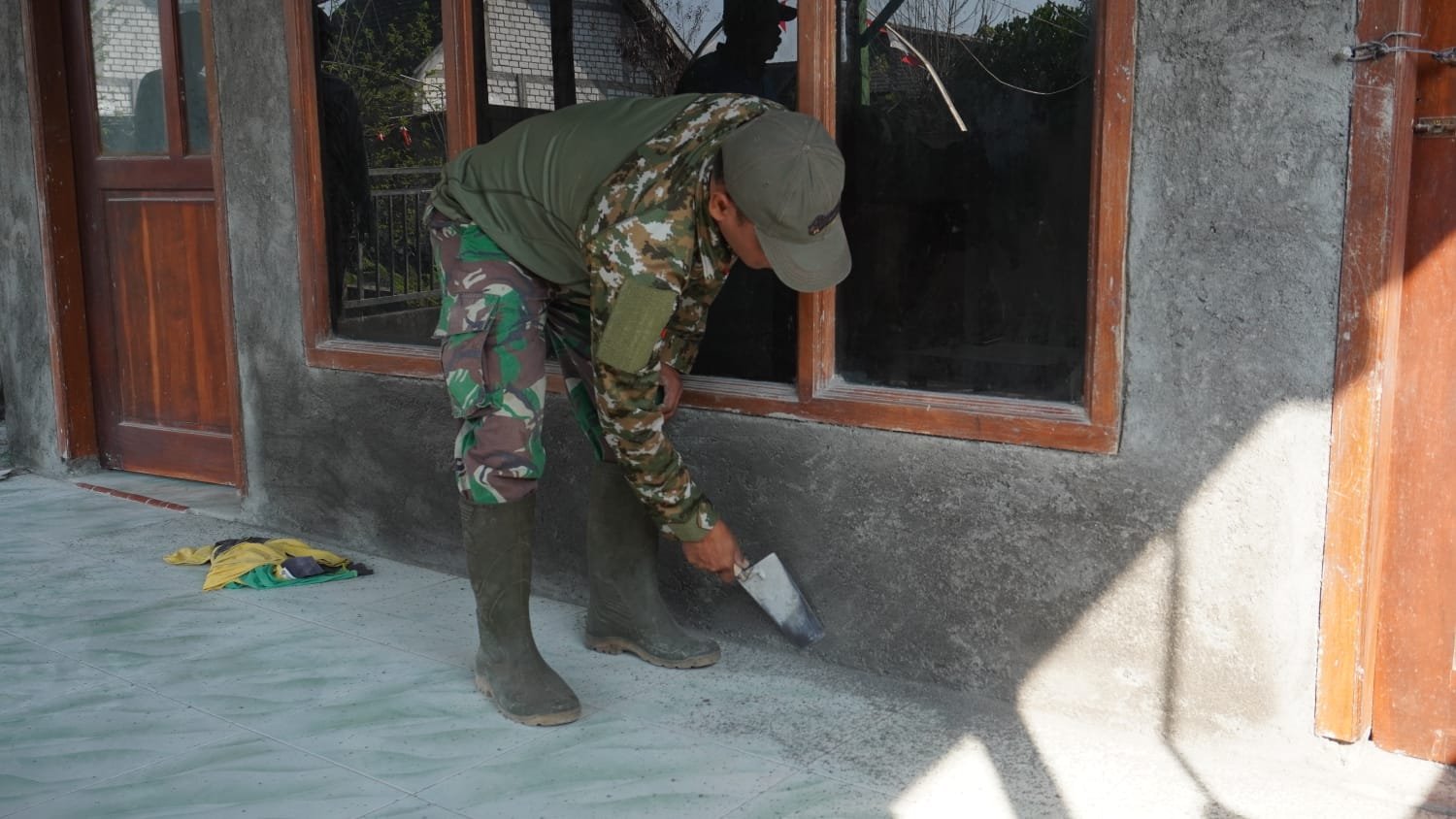 Bahu-Membahu Perindah Tempat Ibadah, Sentuhan Tangan Dingin Sertu Jainur dan Warga Percantik Mushola Desa Tlemang