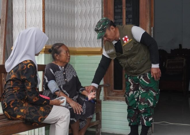 Bentuk Kepedulian Humanis, Senyum Bahagia Mbah Samini Menyambut Kedatangan Tim Kesehatan Satgas TMMD 129 dan Bidan Desa