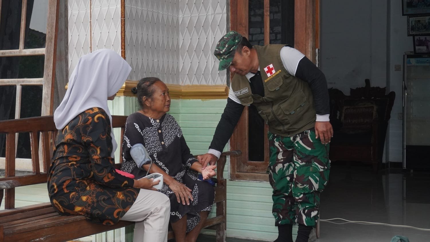 Bentuk Kepedulian Humanis, Senyum Bahagia Mbah Samini Menyambut Kedatangan Tim Kesehatan Satgas TMMD 129 dan Bidan Desa
