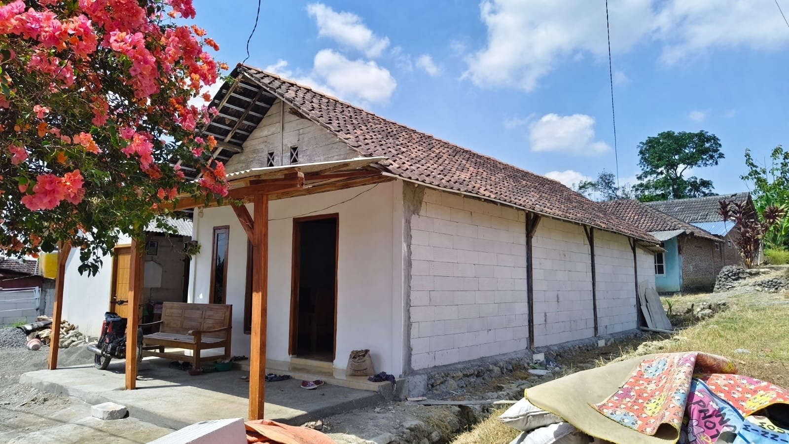 Personel Satgas TMMD ke 129 Kodim 0812 Lamongan Selesaikan RTLH Rumah Ibu Kemi